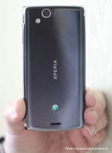 Sony Ericsson Xperia Arc - вид сзади