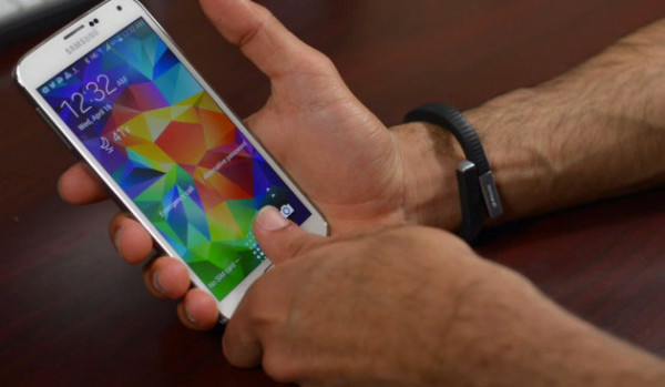 Galaxy S5, сканер отпечатков пальцев